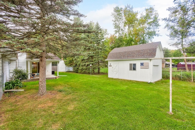 view of yard featuring a storage shed