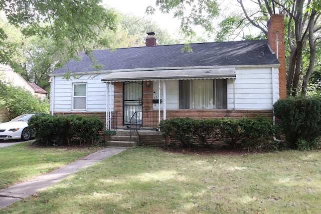 view of front of property with a front yard