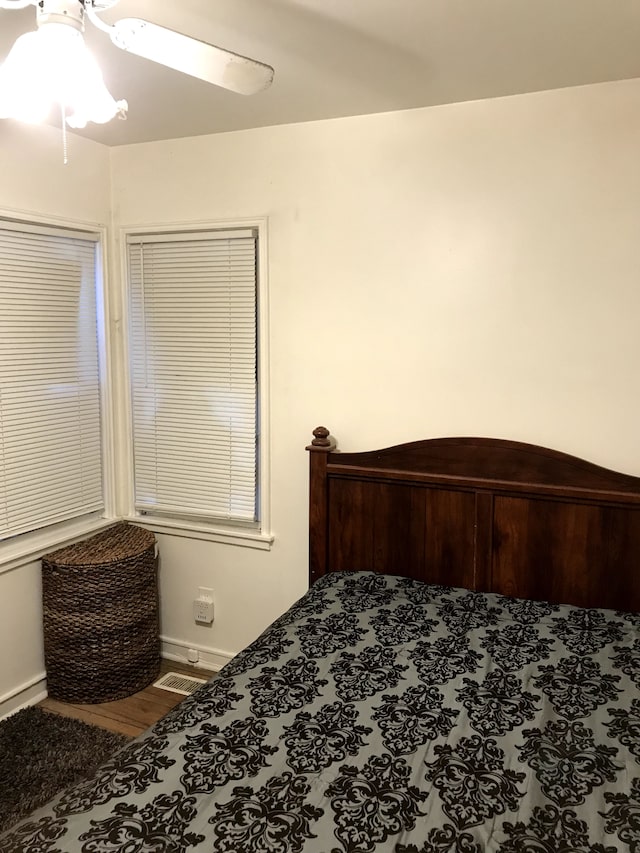 bedroom with ceiling fan