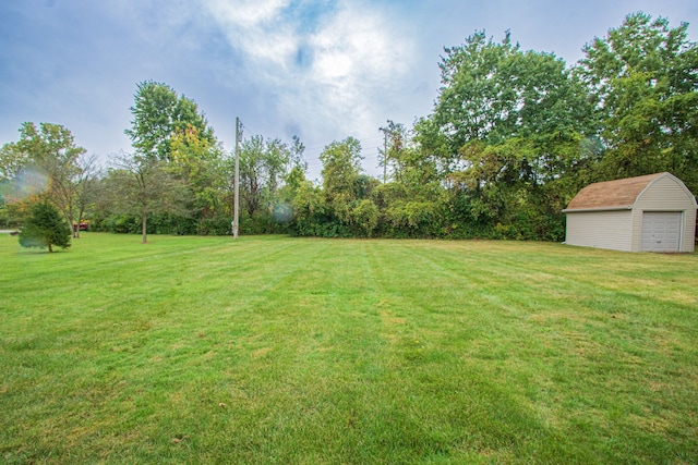 view of yard featuring an outdoor structure