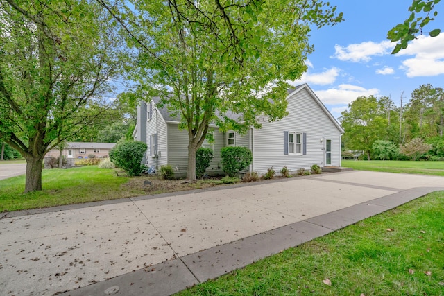 view of front of property featuring a front lawn