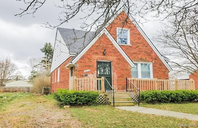 view of front of property with a front lawn