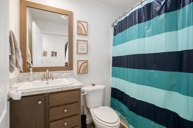 bathroom featuring a shower with curtain, vanity, and toilet