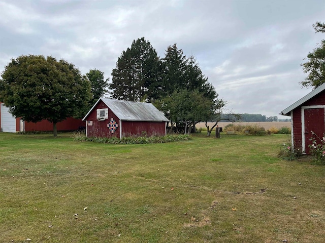 view of yard featuring an outdoor structure