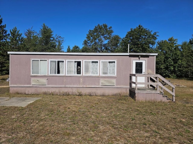 manufactured / mobile home with a front lawn