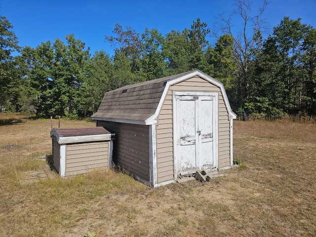 view of outdoor structure with a yard