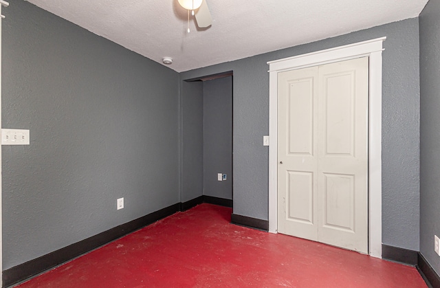 unfurnished bedroom with ceiling fan and a textured ceiling