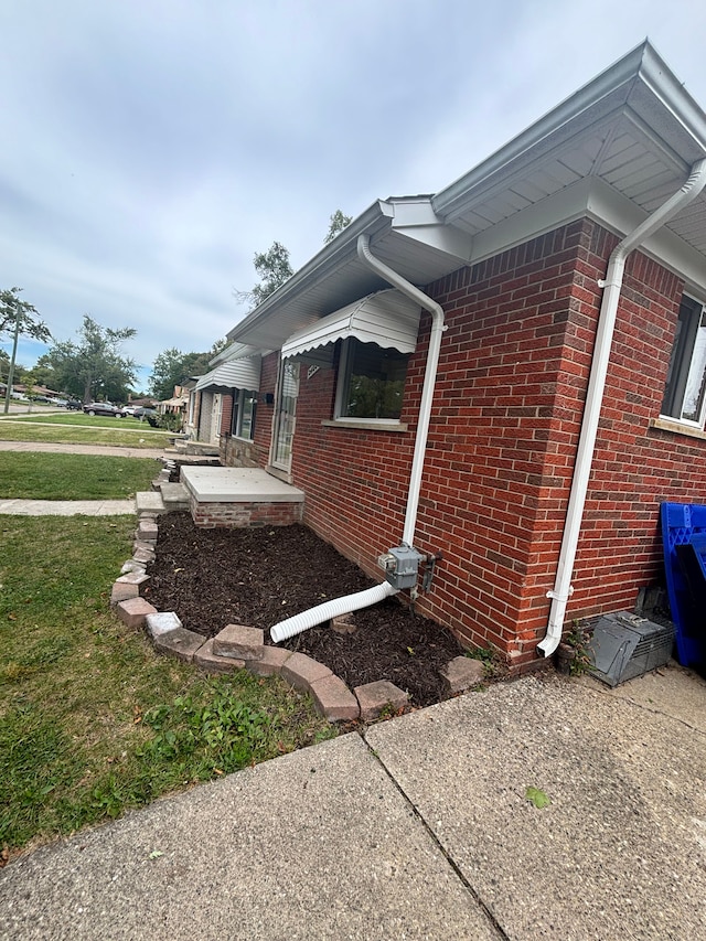 view of side of property featuring a yard