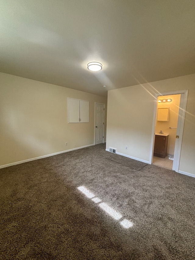 spare room featuring carpet floors