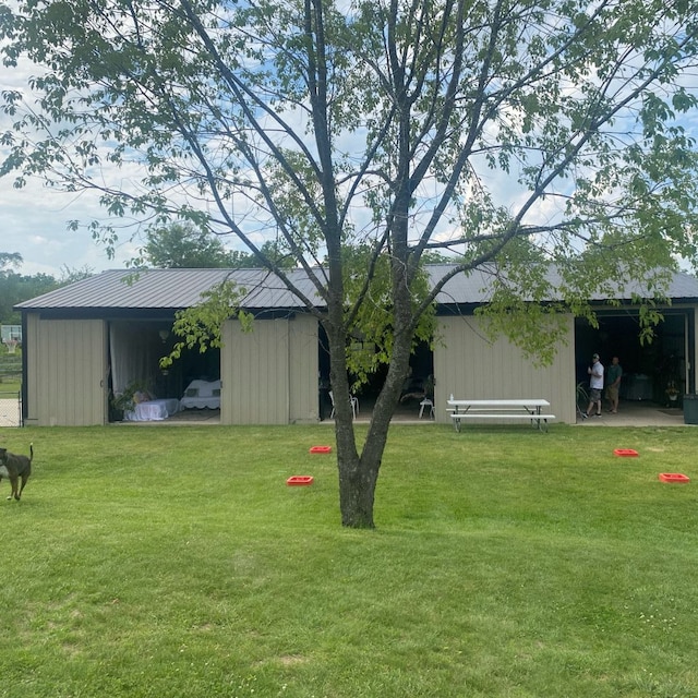 view of yard with an outbuilding