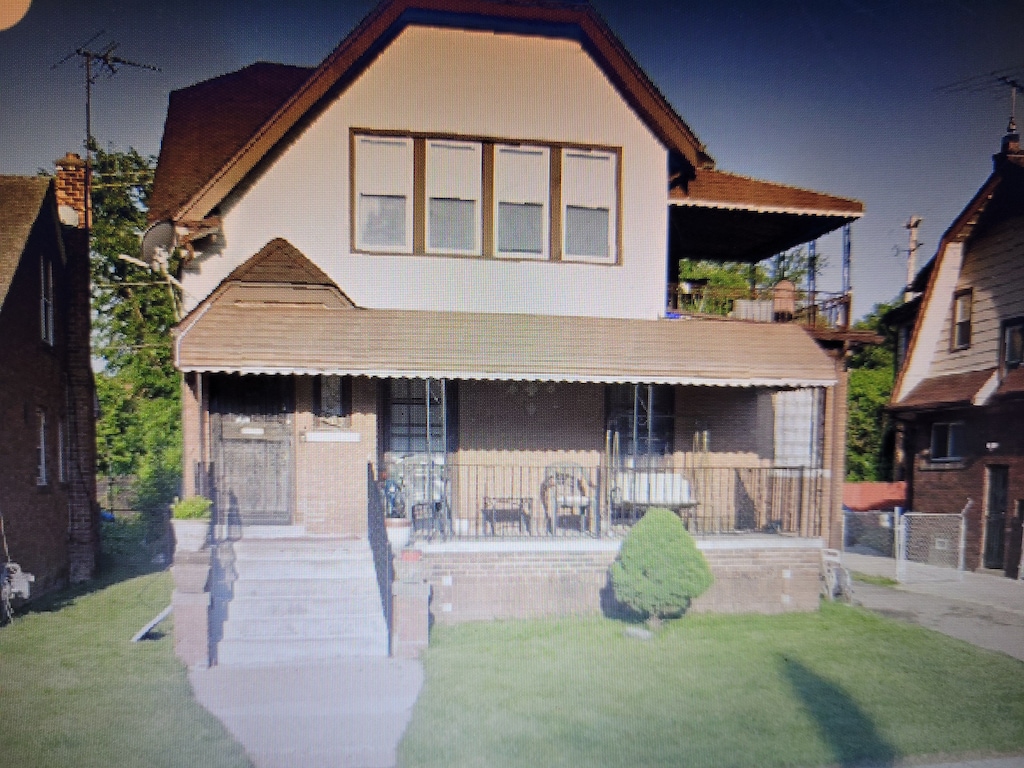 view of front of house featuring a porch and a front yard