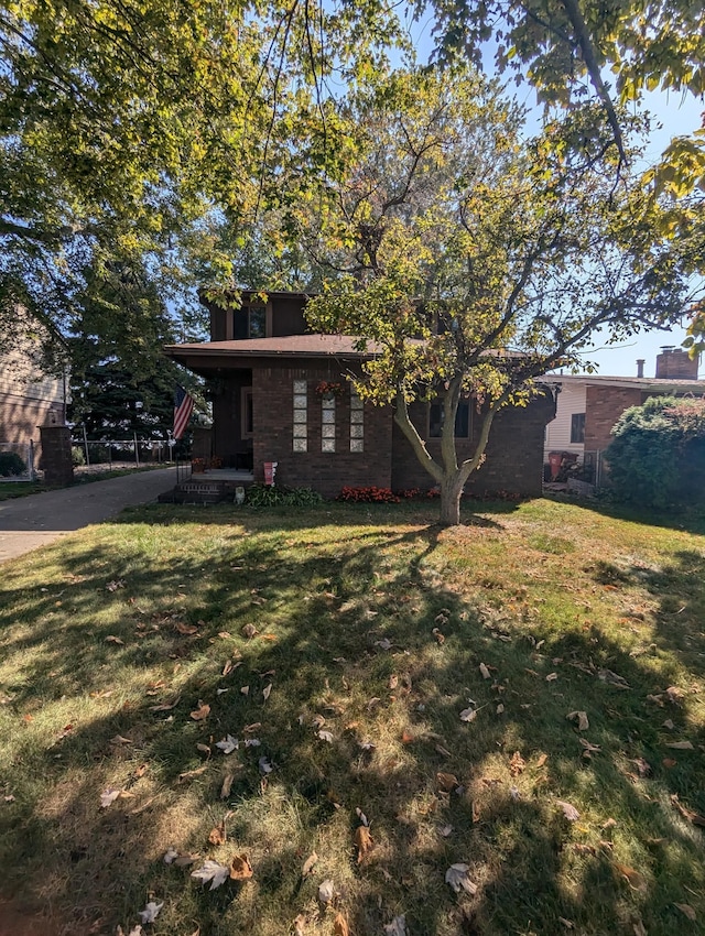 view of front of property featuring a front yard