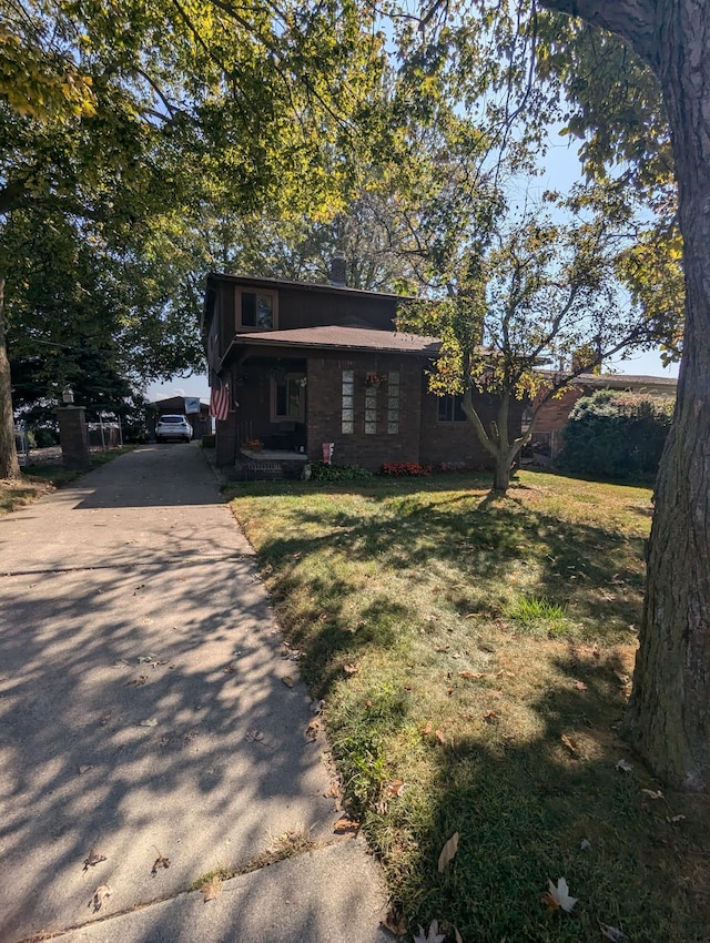 view of front of property with a front lawn