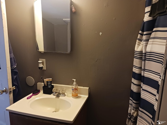 639 Michigan Ave, Monroe, MI 48162 - full bath with vanity and curtained shower