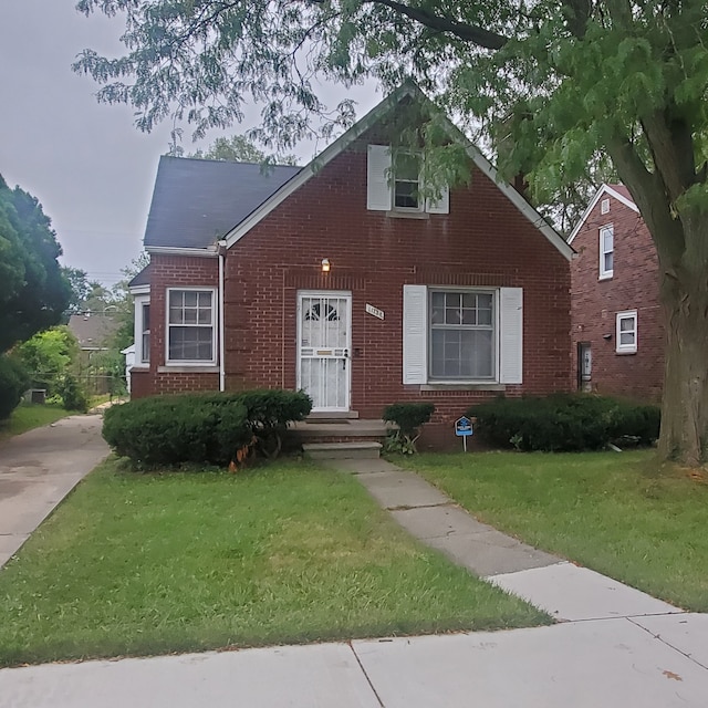 view of front of home featuring a front yard