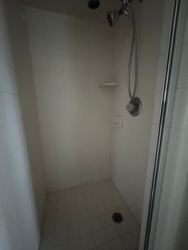 bathroom featuring a tile shower