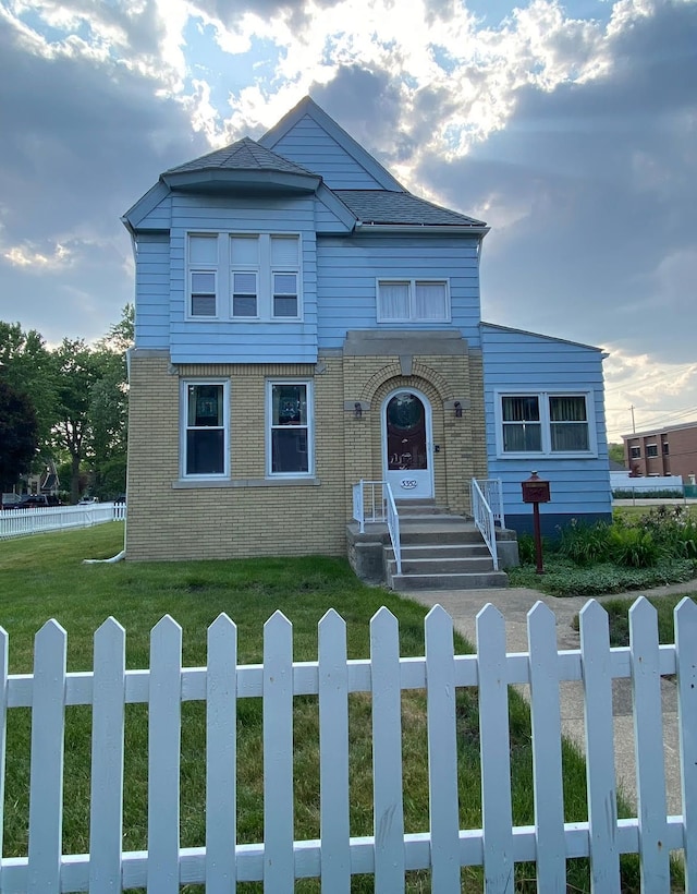 view of front facade with a front lawn