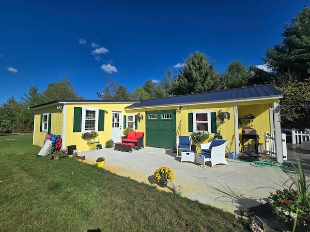 view of front facade with a patio area and a front yard