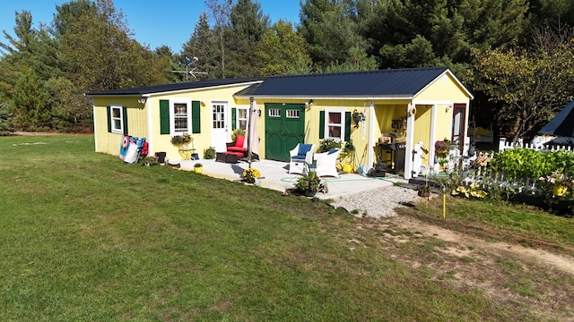 view of front facade featuring a front yard