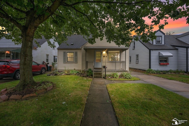 view of front of property featuring a lawn