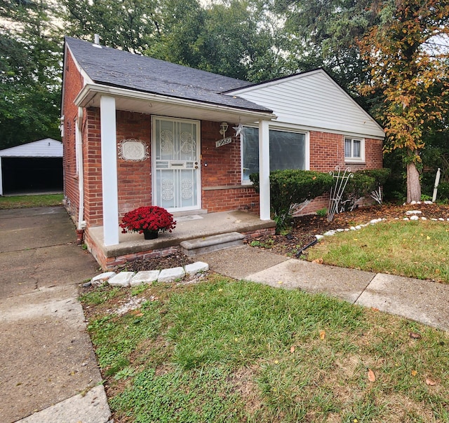 view of front of home with a front lawn