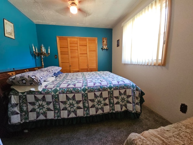 bedroom featuring carpet, ceiling fan, a textured ceiling, and a closet