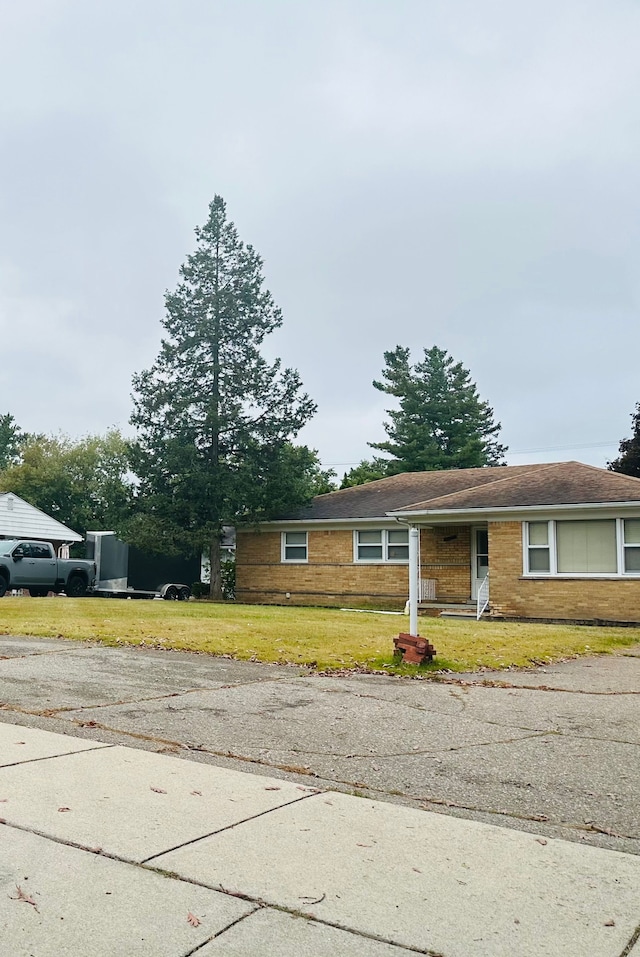 view of front of property with a front yard