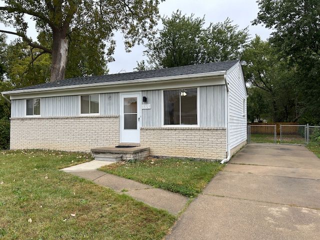 view of front of property with a front yard