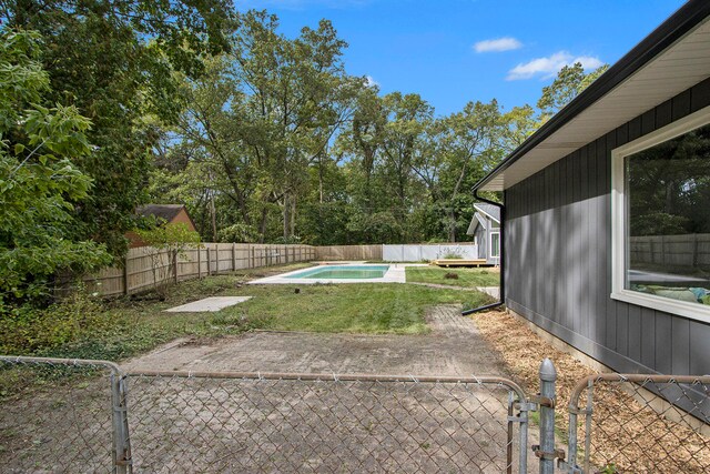 view of yard with a fenced in pool