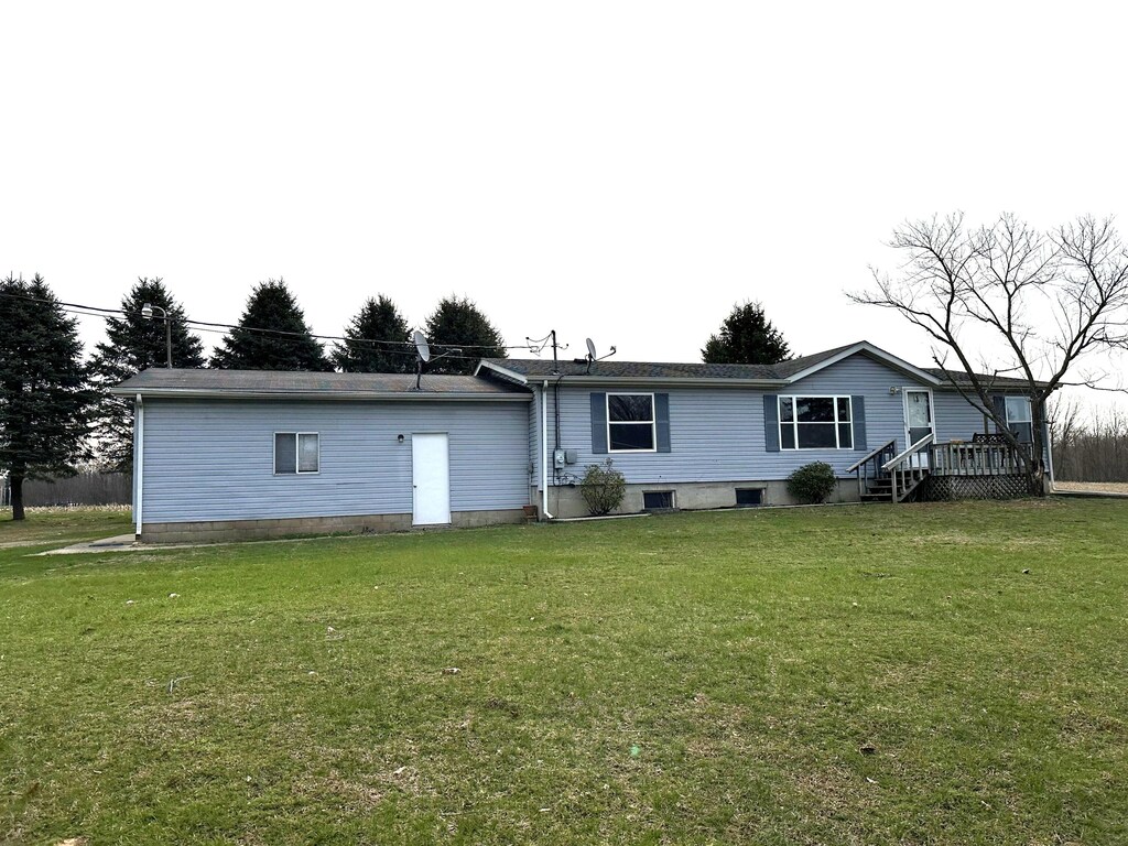 view of front facade with a front yard