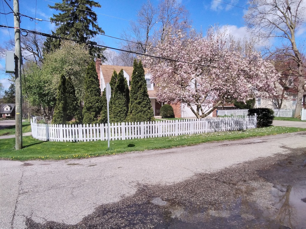 view of front of property with a front lawn