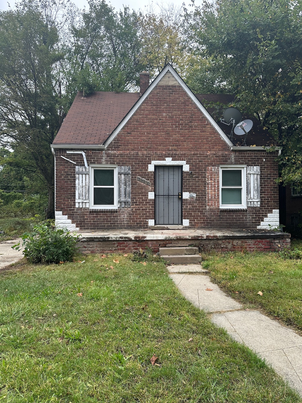 view of front of property featuring a front lawn