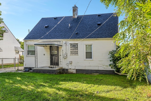 back of house featuring a lawn