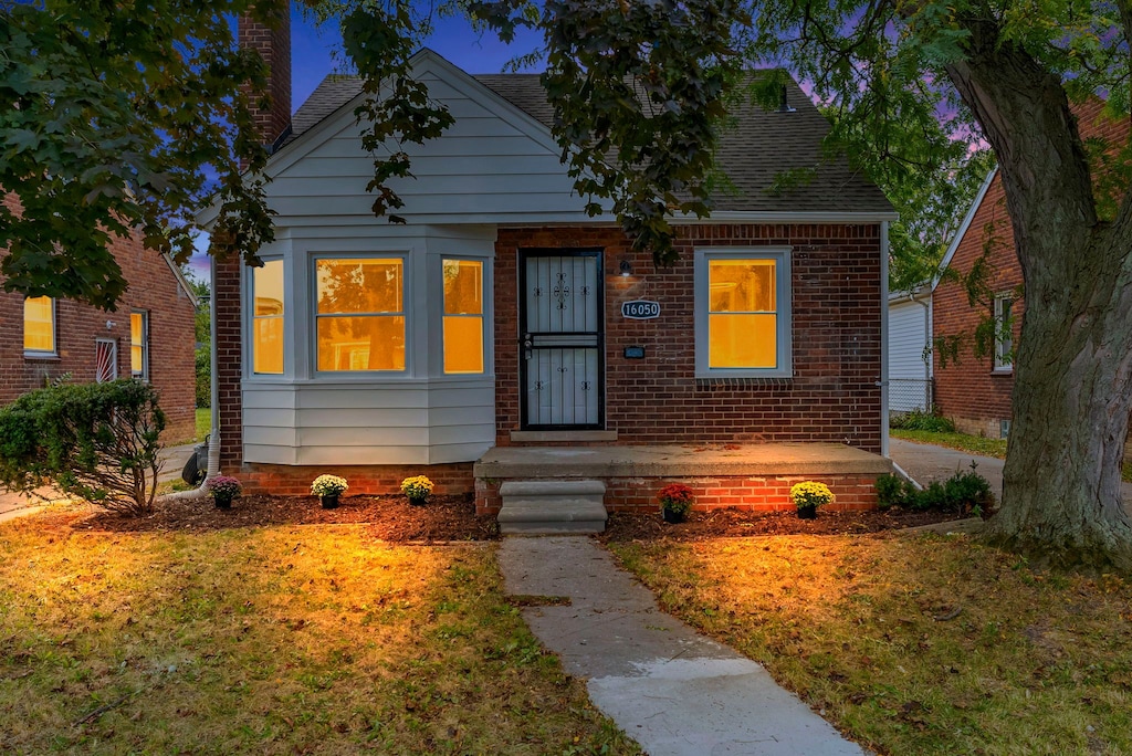 view of front of home featuring a front lawn