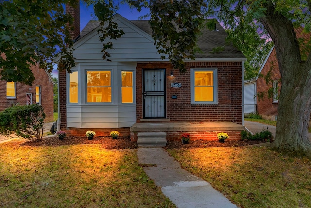 view of front of home featuring a front lawn