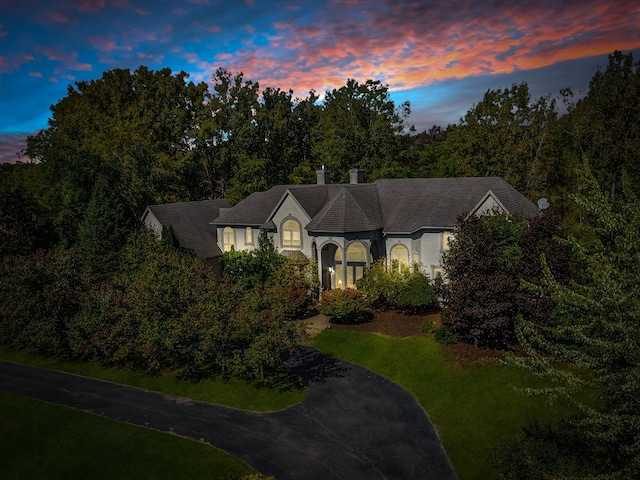 view of front of property featuring a lawn