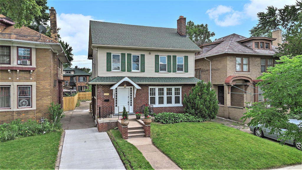 view of front of home featuring a front yard