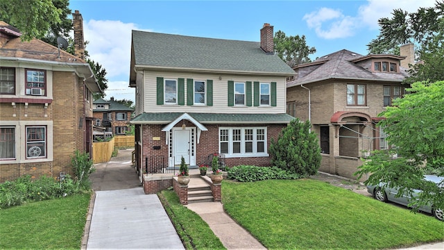 view of front of home featuring a front yard