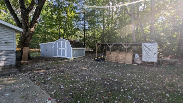 view of yard with a storage unit