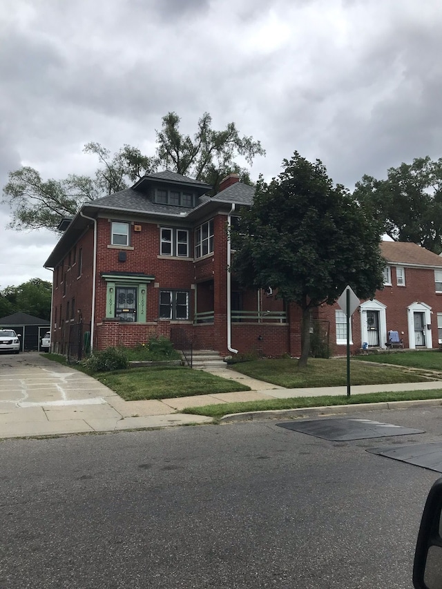 view of front facade with a front yard