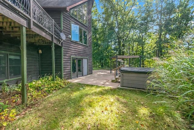 view of yard featuring a patio and a hot tub