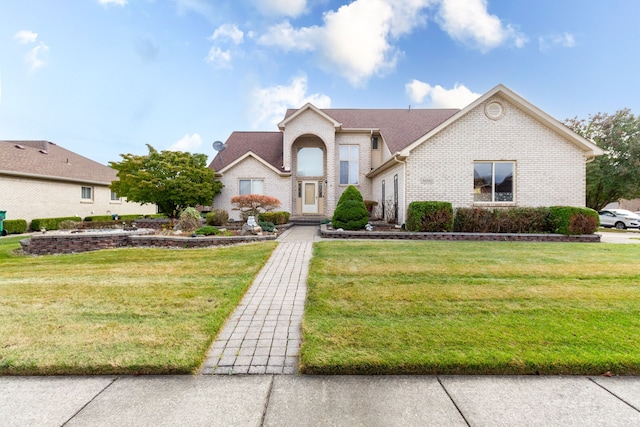 view of front of property featuring a front yard