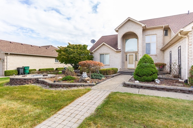 view of front facade with a front yard