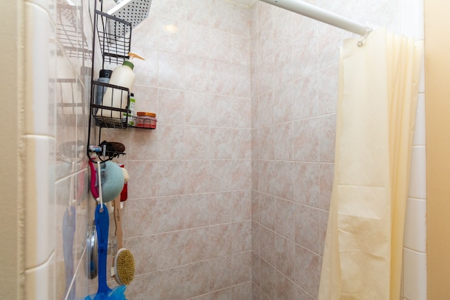 bathroom featuring curtained shower