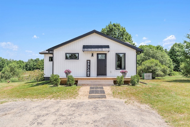 modern farmhouse style home with a front lawn