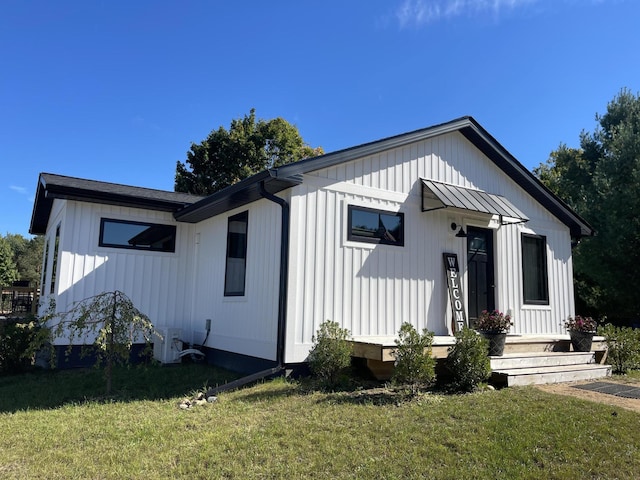 view of front of property with a front yard