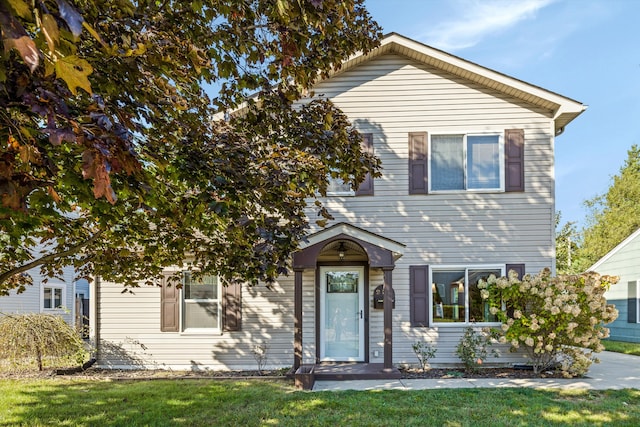 view of front of property featuring a front lawn