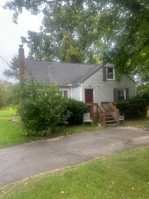 view of front of home featuring a front yard