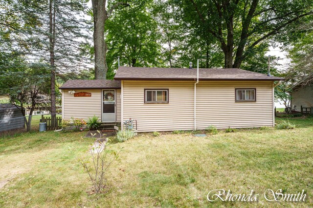 11432 Lakeshore Dr, Lakeview, MI 48850 - view of front of house with entry steps