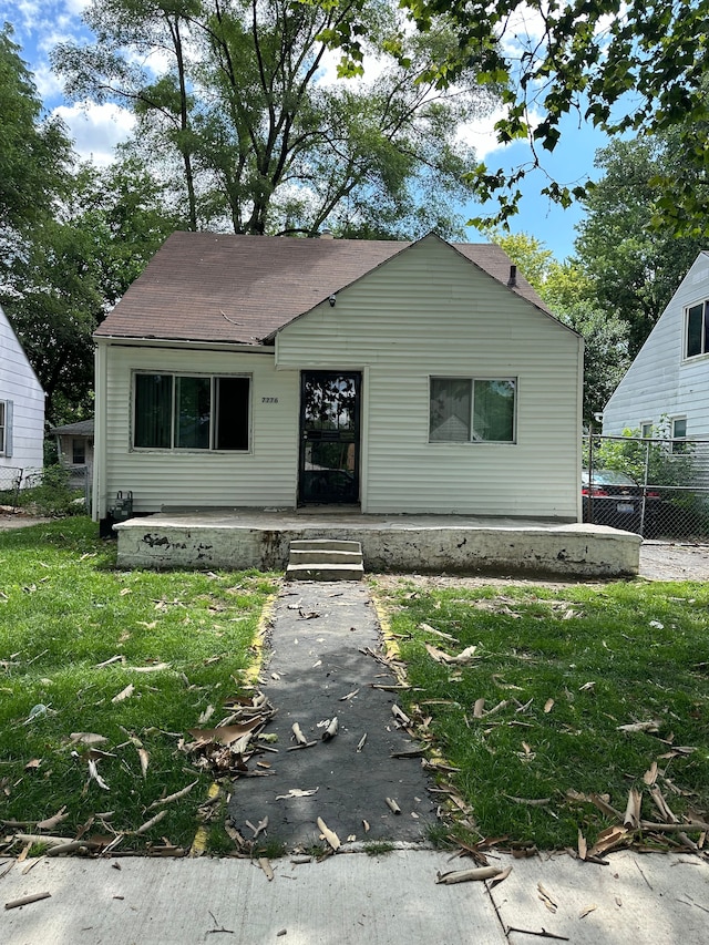 view of front of property featuring a front lawn